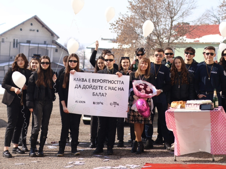 Зрелостници от Попово „арестуваха“ своята класна, за да я заведат на бала!
