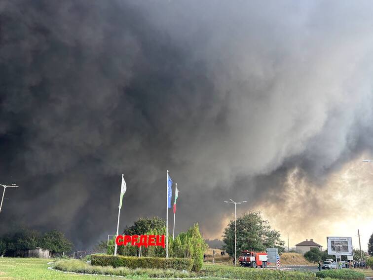 Огненото бедствие в Средец, доведе до евакуация и бедствено положение