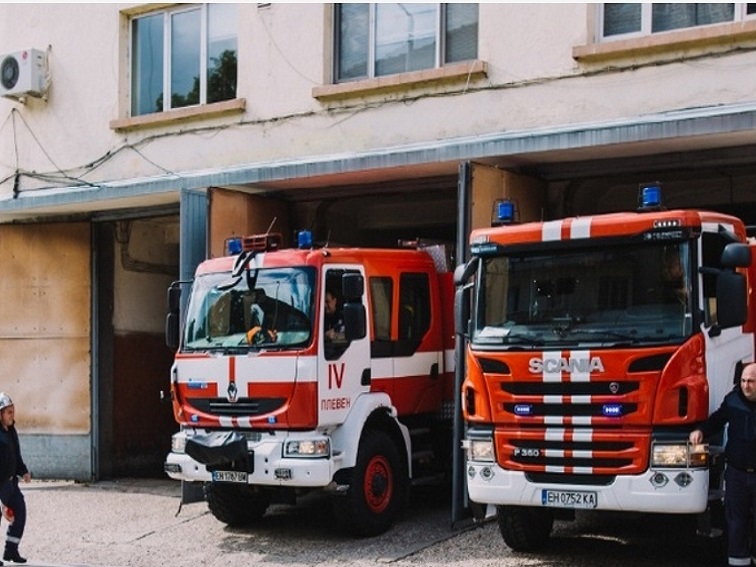 4bcfd5f9-90e1-4fa9-be13-0cb39af5604b-3 Огнеборци се бориха с множество пожари в Плевенско през почивните дни