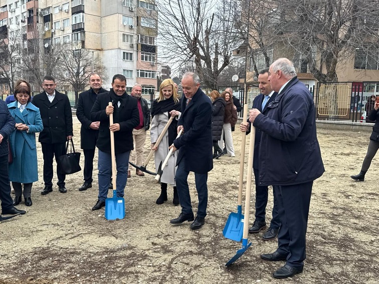 Направиха първа копка на нов салон в VIII СУ "Арсени Костенцев" в Благоевград