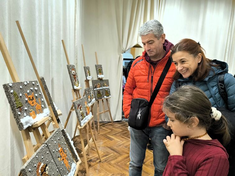 Въображение и креативност в Коледна изложба на творците от ОДК