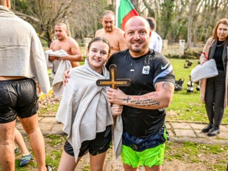 11-годишно момиче се включи в ритуала по изваждане на Богоявленския кръст в Девня