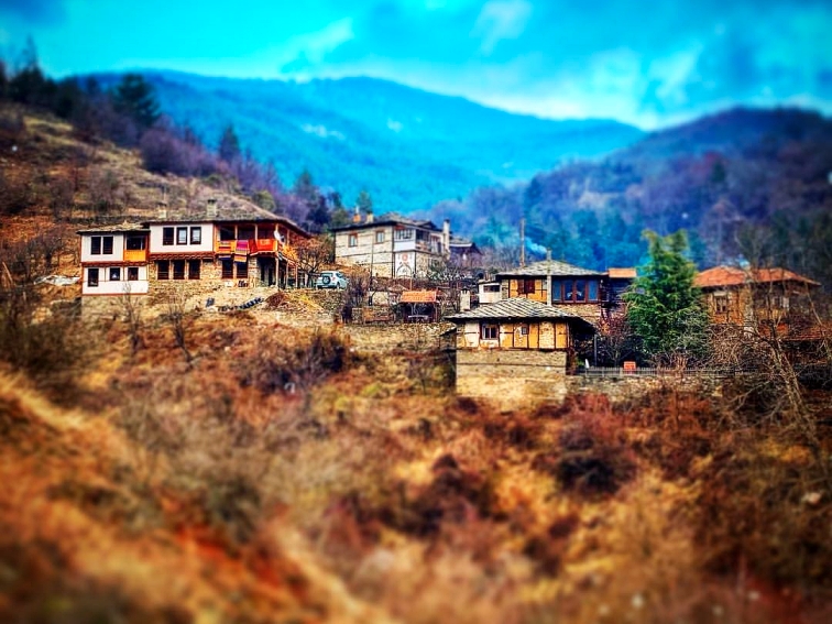 e26ac806-08a5-42ee-a250-601092b5b1c4 🌿 Косово – селото, което се събужда с песен и светлина 🕊️