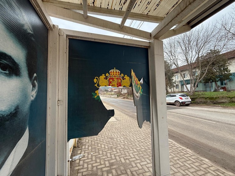 Не са ясни мотивите на момчето, чупило спирки и надписа на Симитли