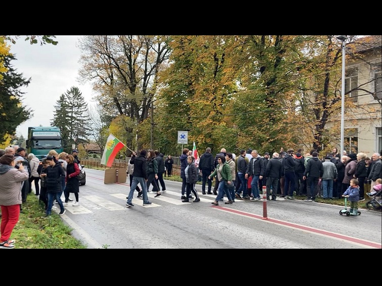 ee718bc7-b63d-414c-99d0-60d8e4864b7a Жители от Поликраище в протест срещу безводието блокираха пътя Русе - Велико Търново
