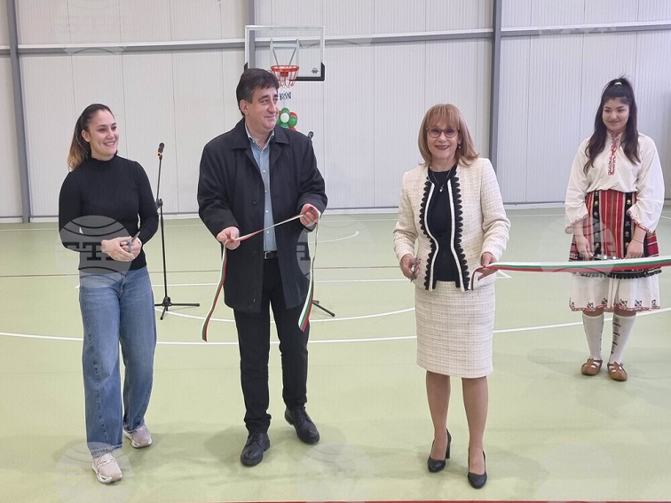 4d7070c1-6b9f-4b04-a420-92d4b728d659 С близо 1,5 млн. лв. откриха нов физкултурен салон в училище „Васил Априлов“ в Долна Митрополия