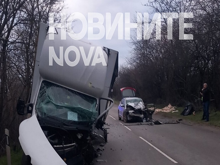 Двама ранени при катастрофа между кола и микробус в Плевенско