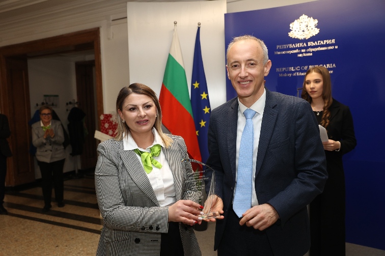 58ced2fe-e432-4164-a946-2393a7501c09-3 Шуменка отличена с образователна награда!