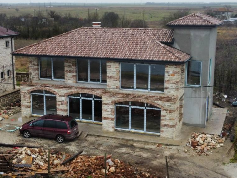 Костадин Костадинов с луксозна къща на морския бряг