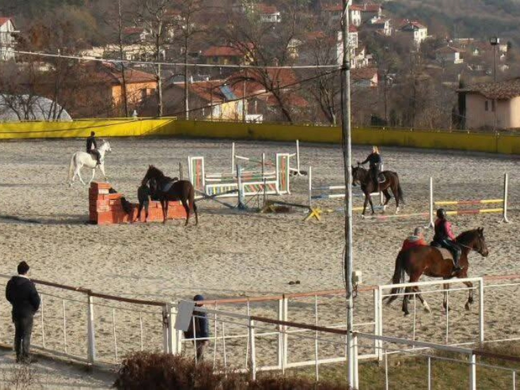 7a263383-bf69-4838-9af8-1b435b89c646 Тодоровден събира любителите на конния спорт на база „Виница“ край Варна
