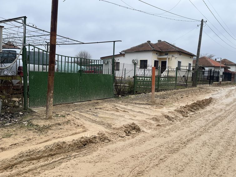 Над година и половина без пътна настилка: недоволство в кв. Рилци в гр. Добрич