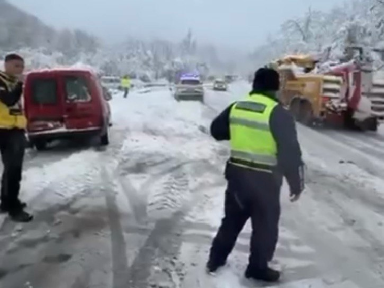Полицейска кола причини пътнотранспортно произшествие