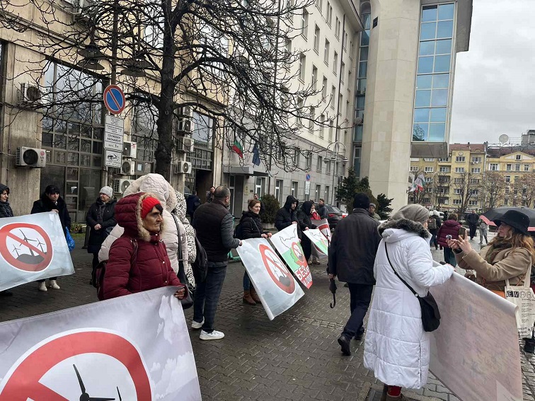 Чирпанлии застанаха редом с протестиращите пред ВАС срещу ВЕИ и ФЕЦ