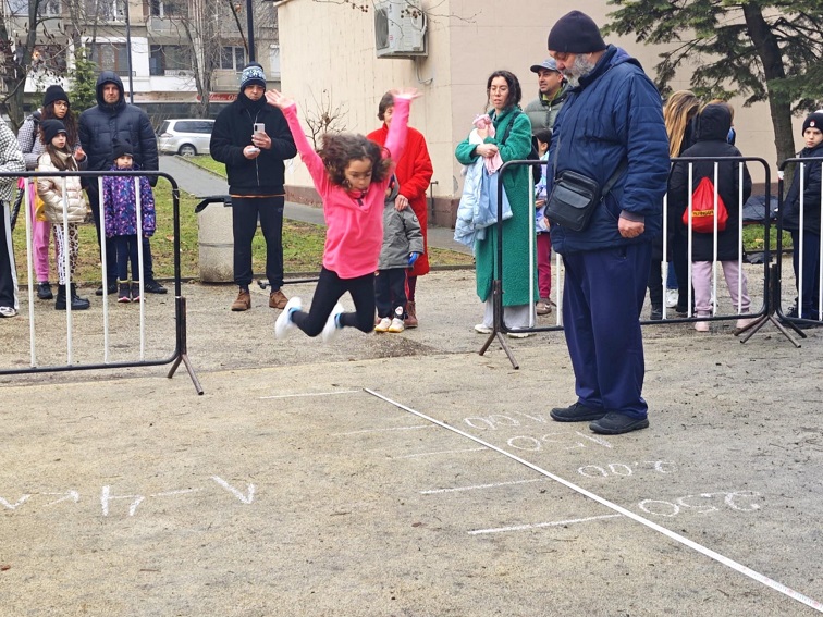 Деца от Плевен с „Лъвски скок“ в чест на Васил Левски