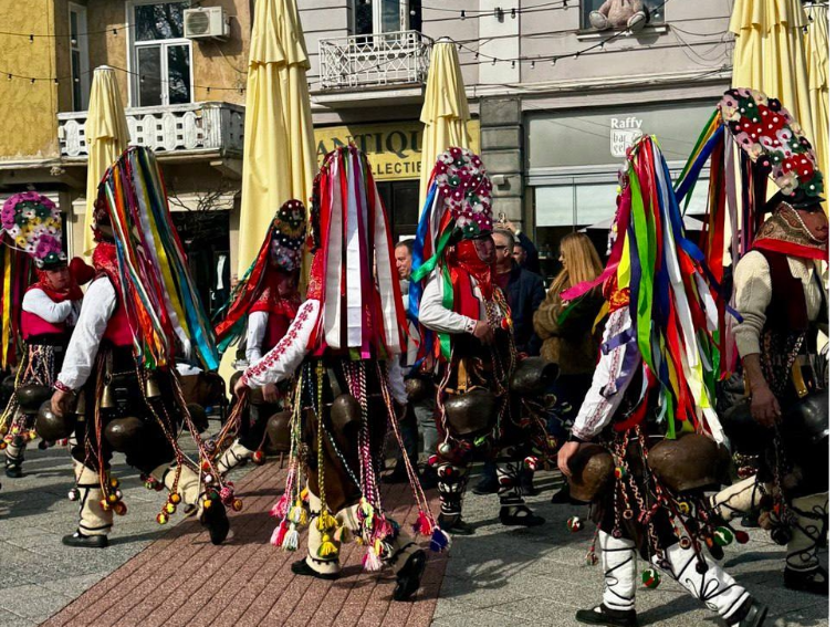 de2f82c4-320a-40d2-a1f4-219eab99cb82-1