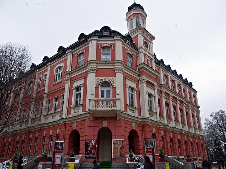 Премиера на „Пукнатини“ и богата театрална програма през март в Плевен