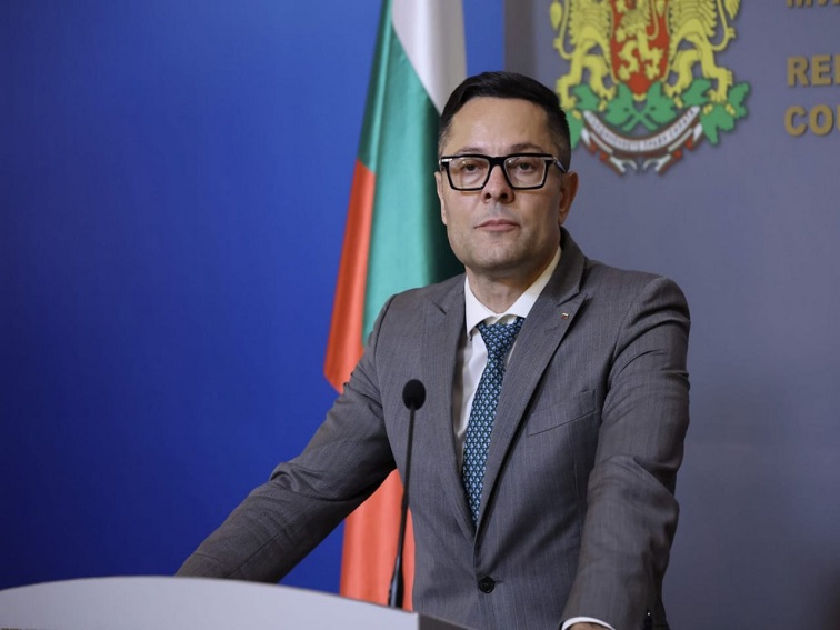 98610125-8674-49d0-a505-cdede7da1f2a-2 Вицепремиерът и икономически министър Александър Пулев: Евгени Симеонов е новият особен търговски управител на „Лукойл“