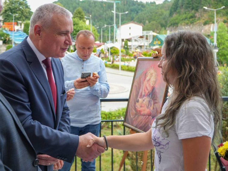 16-годишната Десислава Деянова представи първата си самостоятелна изложба в Баните