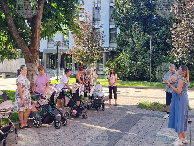 Втори протест в Плевен: Родители поискаха достойно майчинство и повече подкрепа за семействата