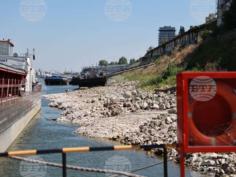 fe32af71-7b13-4698-9bd6-0f549d5a04ea-1 Ниското ниво на Дунав затруднява корабоплаването край Белене