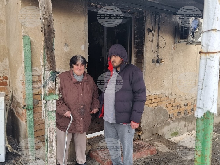 Майка и син от Тръстеник останаха без дом след пожар, дарители и местни хора помагат за възстановяванет