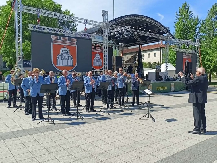 97c7863c-13db-46c5-8581-86f804a63311 Плевен отбеляза 15 май с почетен гражданин, тържества и празнична заря