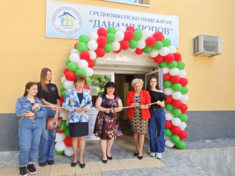 0bedc385-b5f3-4cc8-bcdd-0d1a8362988d-2 Откриха обновеното Средношколско общежитие „Данаил Попов“ в Плевен след мащабна модернизация
