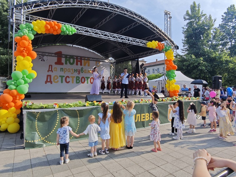 31548c9e-92c9-43c0-8078-e480043bb320-2 Плевен отпразнува Деня на детето с музика, танци и много усмивки