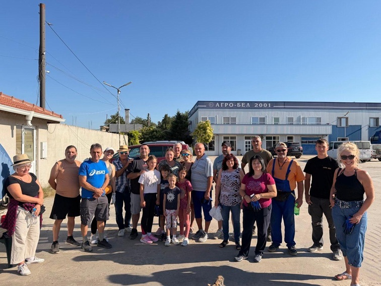 c7246b76-8307-4ceb-b3a7-3f1b4f89a797-2 Стопанството в Брест привлече десетки доброволци за сезонна работа