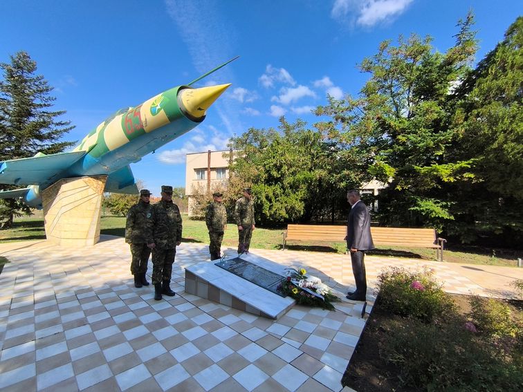 786e3249-c443-4a4f-8b8e-f10441afe246-3 Областният управител се поклони пред паметта на загиналите служители от ВВС
